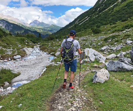 Walking through the riverbed of Lech river