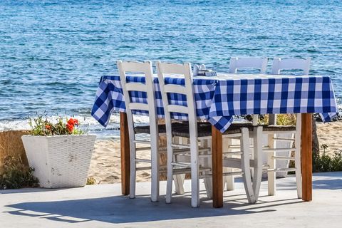Santorini-Griekenland-Restaurant-tafel
