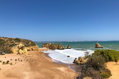 Sandy beach hiking without luggage in the Algarve