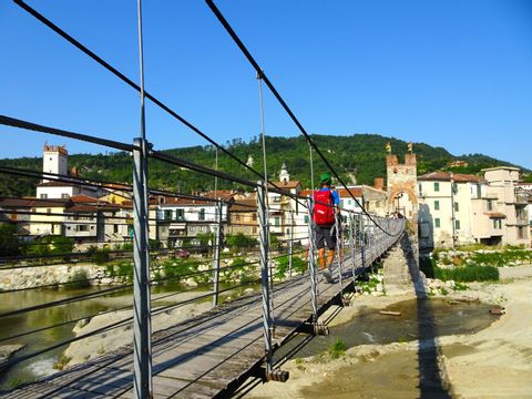 Piemonte-Ligurie-Millesimo-brug-wandelaar