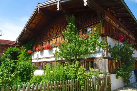 Pastoral farmhouse along your hiking trip from Munich to Garmisch