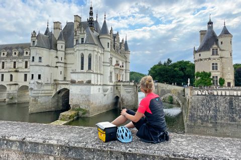 Cyclist sitting on the bridge of Chenonceau Castle
