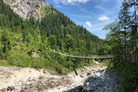 Chiemgauer-Alpen-hangbrug-wandelen-Duitsland-Oostenrijk