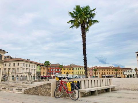 eb-fietsen-friuli-italie-fietsroute-grado-stad-plein-fiets