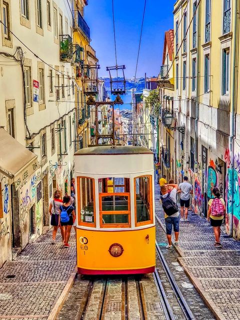 Lissabon-tram-28-portugal-pixabay-nextvoyage