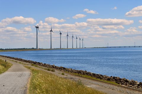 IJsselmeer-windmolens-Nederland-dijk