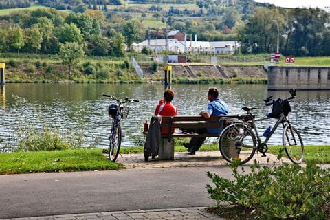 Cycle break on the riverbank 