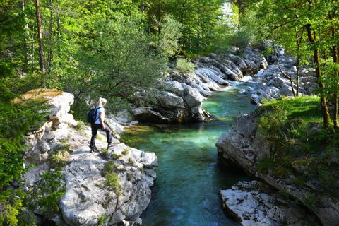 slovenie-wandelaar-soca-rivier-helia-walking