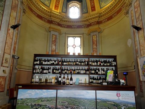 Piemonte-Barbaresco-Wijn-wijnproeverij-kerk-italie