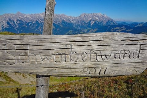 Signpost in direction mountain Schwalbenwand
