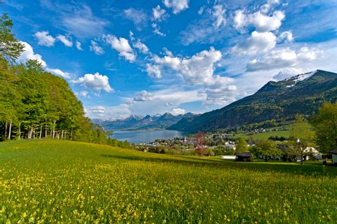 Hiking in fascinating scenery high above lake Wolfgangsee
