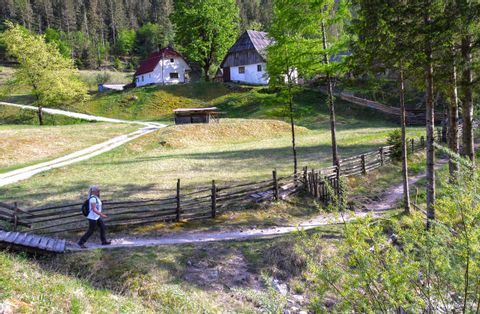 slovenie-soca-rivierbedding-wandelaar-helia-walking