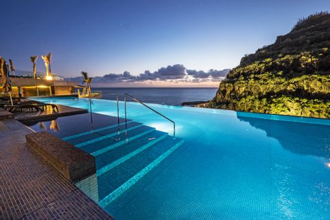 Infinity Pool at the hotel Savoy Saccharum on Madeira