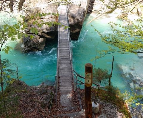 slovenie-soca-rivier-hangbrug-helia-walking