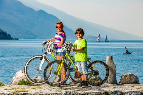 Kinderen met hun fiets aan het Gardameer