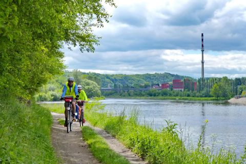 Bike path along the Elbe in Melnik