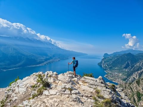 eh-gardameer-larici-top-uitzicht-wandelaar