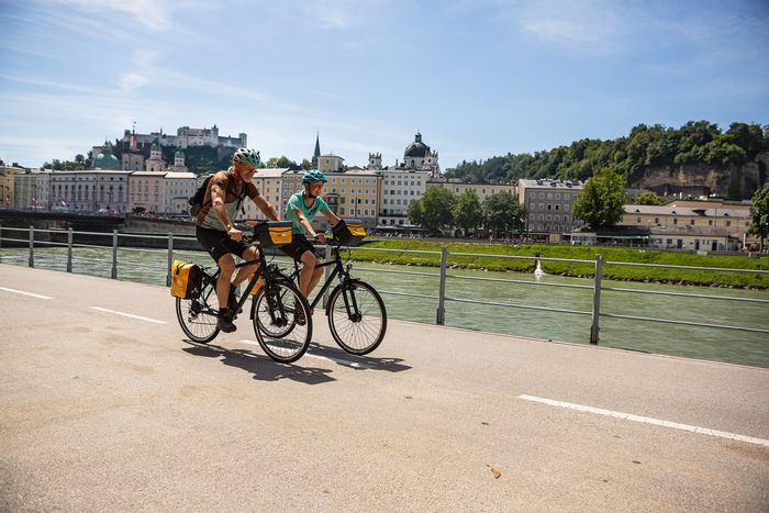 Cyclists in Salzburg with rental bike PLUS